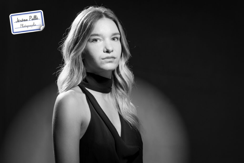 Portrait noir et blanc style star de cinéma réalisé en studio à Clermont-Ferrand.
Modèle : Appoline
Photographe : Jérôme Pallé.